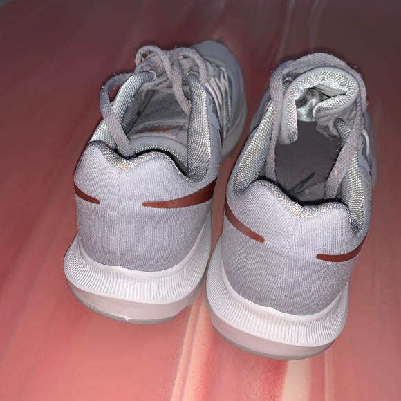 Nike sneakers size 8.5 - Picture 3 of 7